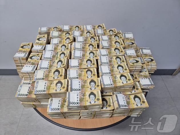경찰이 현장에서 압수한 돈다발. (금융범죄수사대 제공)