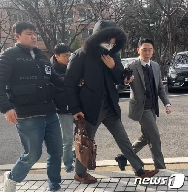 영등포구 한 건물에서 80대 남성을 숨지게 한 30대 주차관리인에게 살인을 교사한 혐의를 받는 40대 조모씨가 서울남부지법에 영장실질심사(구속전피의자심문)을 받기 위해 15일 출석하고 있다. 2023.12.13. ⓒ 뉴스1 홍유진 기자