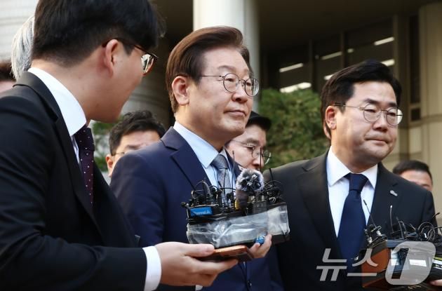 이재명 더불어민주당 대표가 15일 서울 서초구 서울중앙지방법원에서 열린 '공직선거법 위반' 1심 선고 공판에서 징역 1년에 집행유예 2년을 선고받은 뒤 법정을 나서고 있다. 오른쪽은 박찬대 원내대표. 2024.11.15/뉴스1 ⓒ News1 김민지 기자