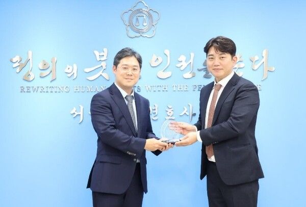 (왼쪽부터) 김정욱 회장, 김현일 경위