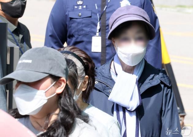 통장잔고증명서 위조 등의 혐의를 받고 있는 윤석열 대통령의 장모 최은순 씨가 지난 5월14일 서울 송파구 서울동부구치소에서 가석방되고 있다. 현직 대통령 재임 기간 실형을 선고받은 친인척이 가석방되는 사례는 이번이 처음이다. (공동 취재)/뉴스1 ⓒ News1 신웅수 기자