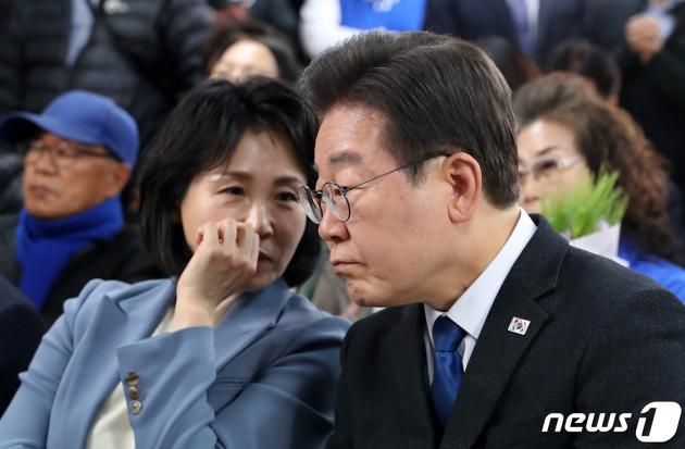 이재명 더불어민주당 대표(오른쪽)과 부인 김혜경 씨. 2024.4.11/뉴스1 ⓒ News1 이승배 기자