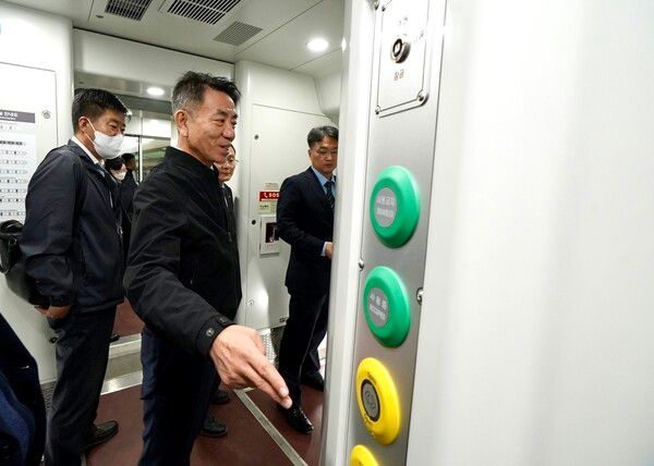 한문희 코레일 사장(사진 앞줄 가운데)이 2일 오전 서해선 첫 열차인 ITX-마음에 승차해 고객 편의설비를 점검하고 있다.