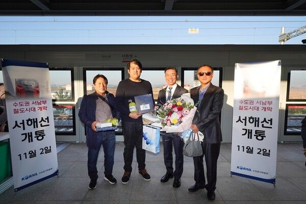 한문희 코레일 사장(사진 오른쪽에서 두번째)이 2일 오전 서해선 홍성역에서 첫번째 이용객에게 꽃다발을 증정하며 환영했다.