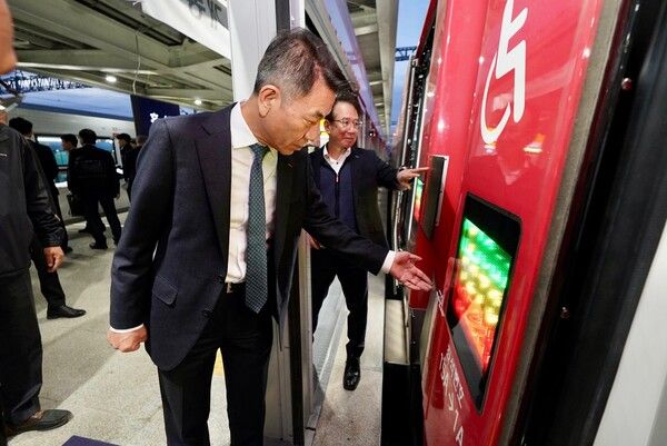 한문희 코레일 사장(사진 앞쪽)이 2일 오전 서해선 홍성역에서 서해선 첫 열차인 ITX-마음을 점검하고 있다.