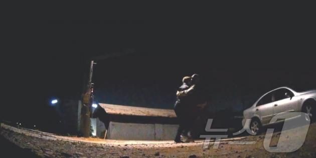 경기 평택시에서 경찰이 마약 운반을 위해 현장에 나온 나이지리아 국적 유통책을 검거하고 있다. (서울경찰청 마약범죄수사대 제공)