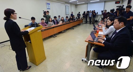 임병숙 양천경찰서 형사과장이 2015년 10월 1일 오후 서울 양천구 양천경찰서에서 열린 '생후 50일 딸 살해 어머니 조사 내용을 설명하고 있다. 2015.10.1/뉴스1 ⓒ News1 DB