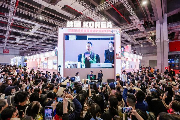 한중우호의 상징. 푸바오 할아버지 강철원 사육사의 판다 육아 스토리에 빠진 중국 소비자_1