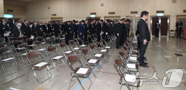 24일 일본 니가타현 사도시 아이카와 개발종합센터에서 열린 '사도광산 추도식'에서 이쿠이나 아키코 외무성 정무관(차관급) 및 참석자들이 추모 묵념을 하는 가운데 한국 정부 관계자 및 유가족의 자리가 비어 있다. 한편 정부는 일본 주최 사도광산 추도식에 우리 정부가 불참하기로 결정했으며 사도광산 강제징용 피해자 유족들은 별도로 추모 행사를 실시할 예정이라고 밝혔다. 2024.11.24/뉴스1 ⓒ News1 임세영 기자