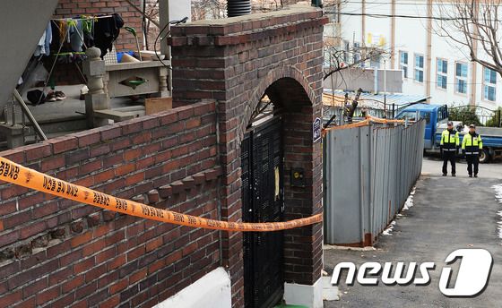 12일 오후 경기도 수원 팔달산 토막살인 사건의 유력한 용의자가 거주한 것으로 알려진 수원의 한 다세대주택 앞에 경찰들이 경계근무를 서고 있다. 2014.12.12/뉴스1 ⓒ News1 김영진 기자