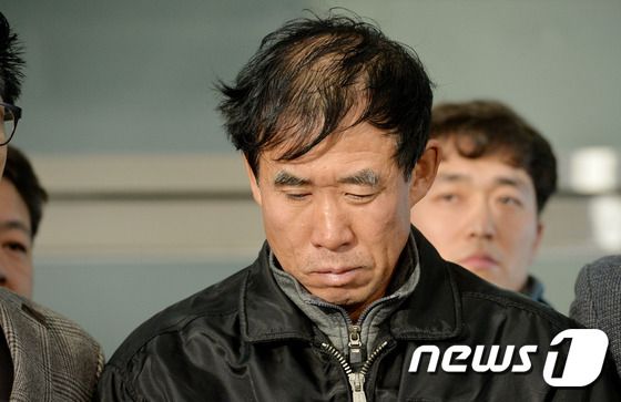 수원 팔달산 토막살인 사건의 피의자(박춘봉)가 13일 오후 경기도 수원서부경찰에서 수원지방법원으로 영장실질심사를 받기 위해 이동하고 있다. 2014.12.14/뉴스1 ⓒ News1 김영진 기자