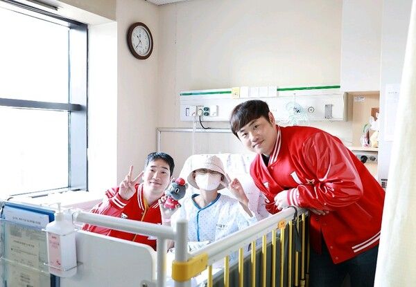 SSG 박종훈, 이지영 ‘행복 드림 캠페인’ 통해 인하대병원 방문(좌 박종훈, 우 이지영)