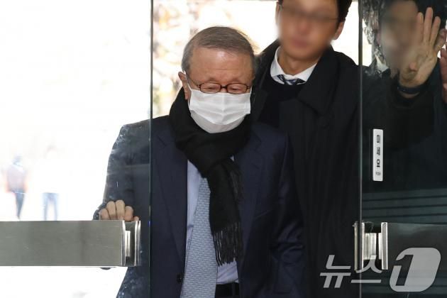 횡령·배임 혐의를 받는 홍원식 전 남양유업 회장이 28일 오전 서울 서초구 서울중앙지법에서 열린 구속 전 피의자 심문(영장실질심사)에 출석하고 있다. 2024.11.28/뉴스1 ⓒ News1 신웅수 기자