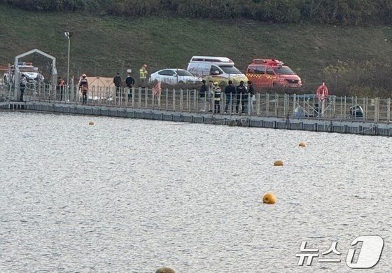 지난 2일 오후 강원 화천군 소재 북한강에서 30대 여성으로 추정되는 토막 난 변사체가 발견돼 경찰이 현장 수사를 벌이고 있다.(독자 제공)/뉴스천
