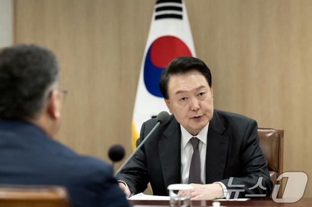 윤석열 대통령이 4일 서울 용산 대통령실 청사에서 열린 제17차 한-중앙아시아 협력 포럼 중앙아시아 5개국 대표단 단체 접견에서 발언을 하고 있다. (대통령실 제공) 2024.11.4/뉴스1 ⓒ News1 송원영 기자