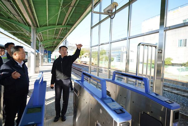 한문희 사장(사진 오른쪽)이 6일 오후 대경선 왜관역에서 개찰구 등 역 설비를 점검하고 있다.