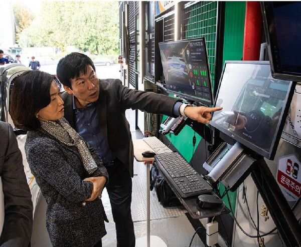 11월5일 서울 성산자동차검사소에서 열린 ‘친환경자동차 특화 검사진로 시연회’에 참석한 한국교통안전공단 오태석 본부장이 국토교통부 배소명 운영보험과장에게 전기차 검사에 대해 설명하고 있는 모습