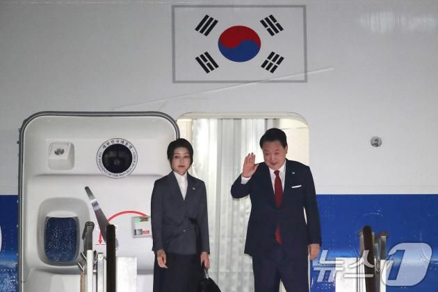 윤석열 대통령과 김건희 여사가 8일 경기 성남시 서울공항에서 공군1호기에 올라 인사하고 있다. 2024.7.8/뉴스1 ⓒ News1 임세영 기자