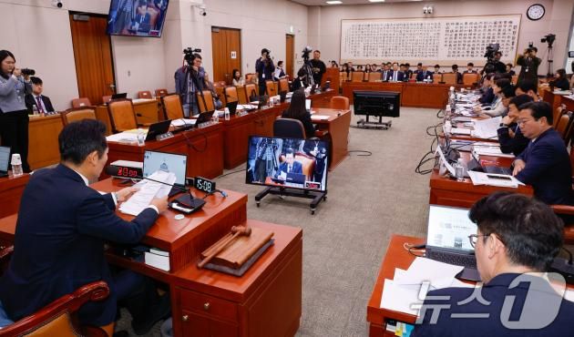 정청래 국회 법제사법위원회 위원장이 8일 오후 서울 여의도 국회에서 열린 법사위 16차 전체회의에서 국민의힘 불참 속에 김건희 특검법(윤석열 대통령 배우자 김건희의 주가조작 사건 등의 진상규명을 위한 특별검사 임명 등에 관한 법률안)을 의결하고 있다. 2024.11.8/뉴스1 ⓒ News1 안은나 기자