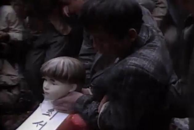 '1990년 양평 일가족 생매장 사건'의 범인 오태환이 현장검증을 하는 모습. (KBS 갈무리)