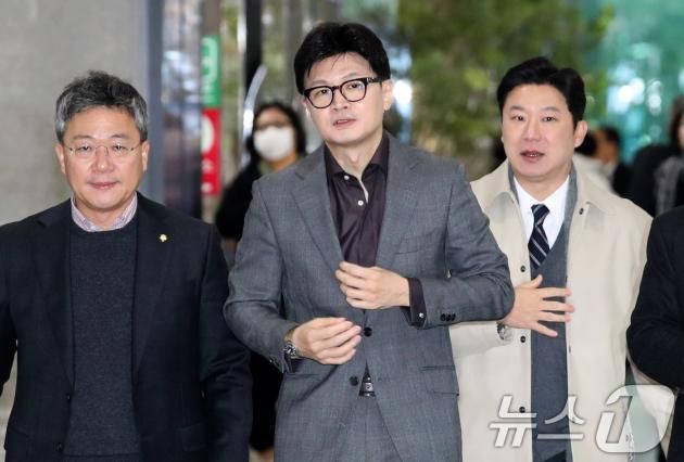 한동훈 국민의힘 대표가 29일 오후 서울 여의도 국회 의원회관에서 열린 우주항공산업발전포럼 주최 국회정책 토론회에 참석하고 있다. 2024.11.29/뉴스1 ⓒ News1 이광호 기자