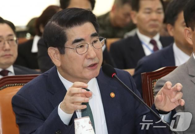 김용현 국방부장관이 11일 오후 서울 여의도 국회에서 열린 국방위원회 전체회의에서 의원 질의에 답하고 있다. 2024.11.11/뉴스1 ⓒ News1 이광호 기자