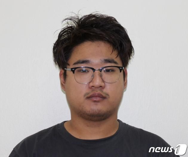 경찰의 신변보호를 받던 여성의 가족을 살해한 혐의로 구속된 이석준(25)의 신상정보가 2021년 12월 14일 공개됐다. 머그샷을 통해 범죄자 얼굴이 공개된 건 이번이 사상 처음이었다. (서울경찰청 제공) 2021.12.14/뉴스1 ⓒ 뉴스1