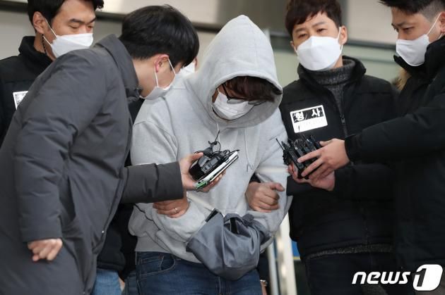 신변보호를 받던 여성의 가족을 살해한 혐의를 받는 이석준이 2921년 12월 17일 오전 서울송파경찰서에서 검찰로 송치되고 있다. 2021.12.17/뉴스1 ⓒ News1 이광호 기자