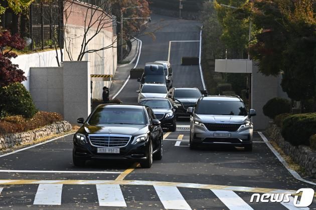 윤석열 대통령이 8일 서울 용산구 한남동 관저에서 차량을 타고 첫 출근하고 있다. (대통령실 제공) 2022.11.8/뉴스1 ⓒ News1 오대일 기자