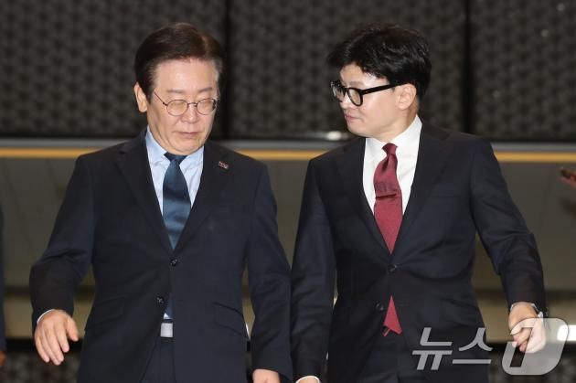 한동훈 국민의힘 대표와 이재명 더불어민주당 대표가 1일 오후 서울 여의도 국회에서 대표 회담을 마친뒤 함께 이동하며 대화나누고 있다.2024.9.1/뉴스1 ⓒ News1 이광호 기자