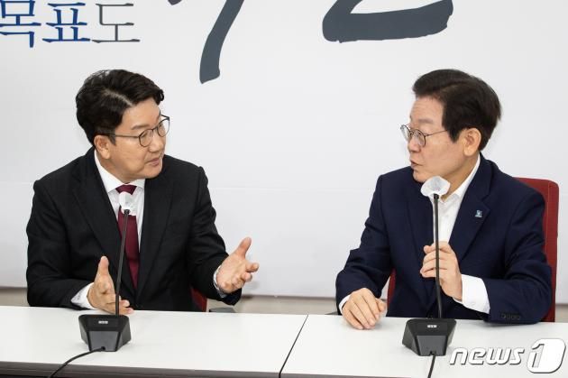 권성동 국민의힘 대표 권한대행 겸 원내대표(왼쪽)와 이재명 더불어민주당 대표 ⓒ News1 유승관 기자