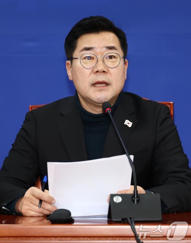 박찬대 더불어민주당 원내대표가 17일 오전 서울 여의도 국회에서 열린 원내대책회의에서 모두 발언을 하고 있다. 2024.12.17/뉴스1 ⓒ News1 김민지 기자