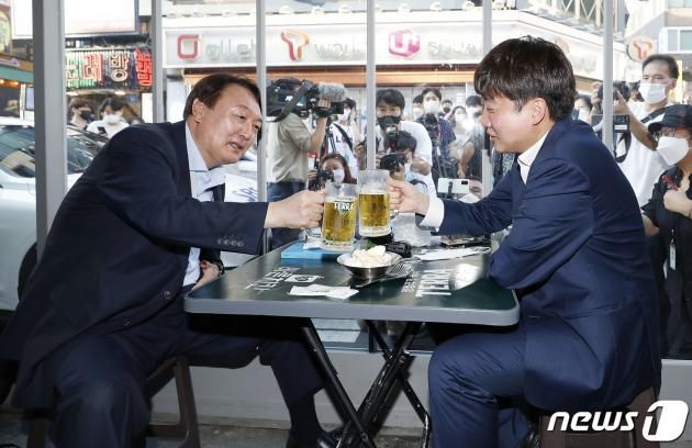 2021년 7월 25일 당시 이준석 국민의힘 대표와 윤석열 전 검찰총장이 서울 광진구의 한 음식점에서 '치맥회동'을 하고 있다. 2021.7.25/뉴스1 ⓒ News1 구윤성 기자