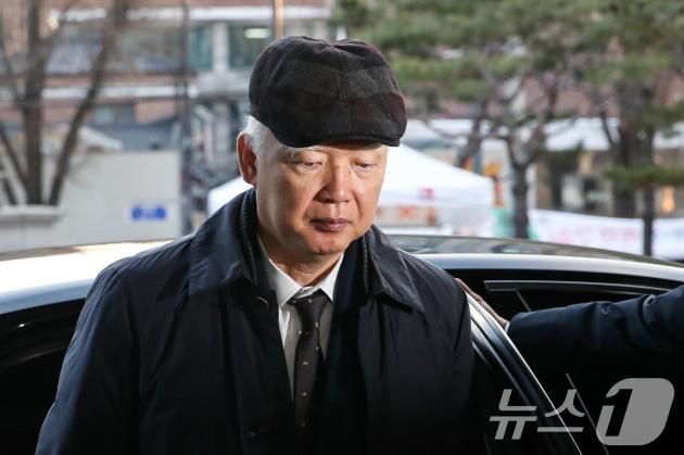 윤석열 대통령 탄핵 심판 사건의 주심 재판관으로 배정된 정형식 헌법재판관이 17일 오전 서울 종로구 헌법재판소로 출근하고 있다. 2024.12.17/뉴스1 ⓒ News1 이승배 기자