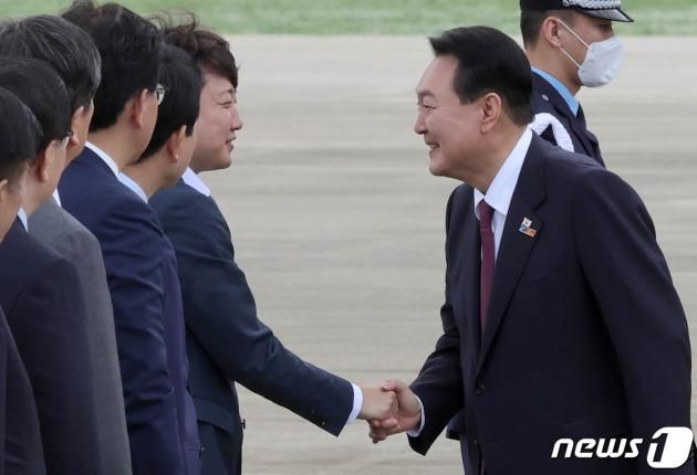 2022년 7월 1일 윤석열 대통령이 3박5일 동안 스페인 마드리드에서 열린 나토(NATO·북대서양조약기구) 정상회의 첫 순방을 마치고 김건희 여사와 경기 성남 서울공항에 도착해 마중나온 이준석 국민의힘 대표와 악수하고 있다. (대통령실사진기자단) 2022.7.1/뉴스1 ⓒ News1 안은나 기자
