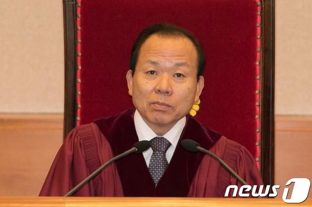 김이수 헌법재판소장 권한대행이 26일 오후 서울 종로구 헌법재판소에서 열린 '기업 담합 후 자진 신고 시 과징금 감면' 공정거래법 조항 헌법소원 선고를 주재하고 있다. 2017.10.26/뉴스1 ⓒ News1 이승배 기자
