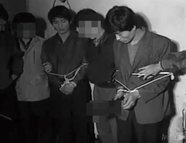 1990년 3월 서울 구로 샛별 룸살롱 현장에서 실시된 현장 검증에서 4명의 10대를 죽인 장면을 시연해 보이고 있는 조경수(왼쪽에서 2번째)와 김태화(4번째). (KBS 갈무리) ⓒ 뉴스1