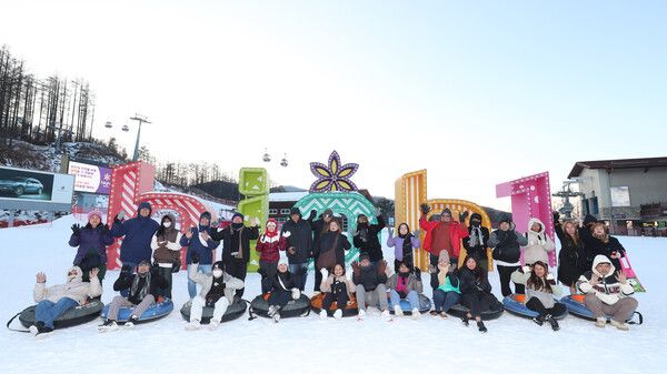 정선 하이원리조트에서 썰매를 즐기는 필리핀 관광객