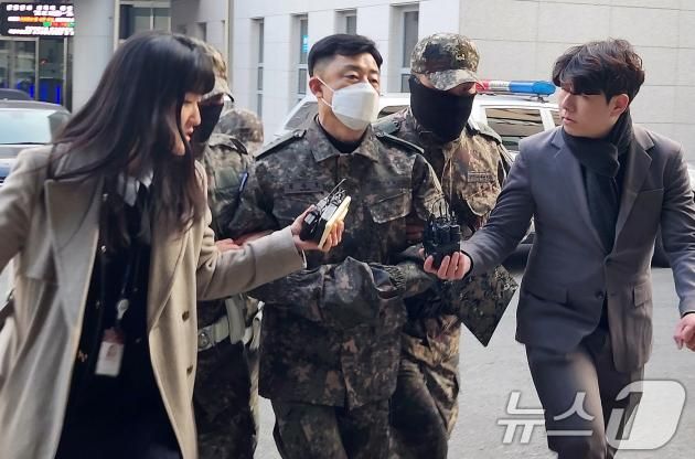 문상호 국군정보사령관이 20일 오후 서울 용산구 중앙지역군사법원에서 열리는 구속 전 피의자 심문(영장실질심사)에 출석하고 있다. 2024.12.20/뉴스1 ⓒ News1 허고운 기자