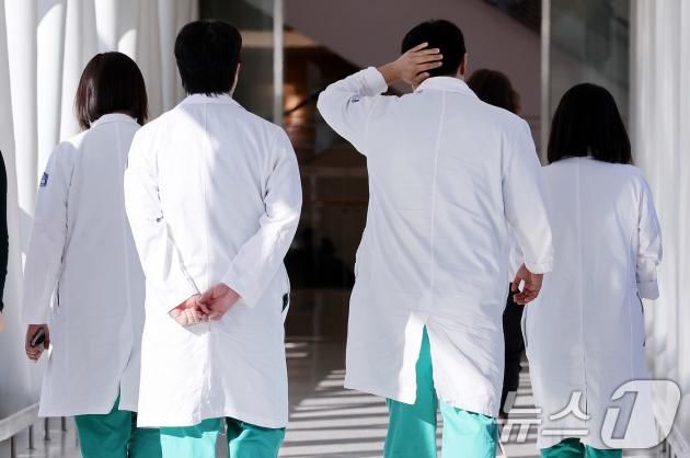 지난 3일 서울의 한 대학병원에서 의료진이 분주하게 움직이고 있다. 2024.12.3/뉴스1 ⓒ News1 박지혜 기자