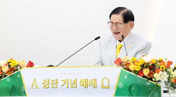 25일 경기도 수원시 장안구 신천지 수원교회에서 ‘성탄 기념 예배’가 열리는 가운데, 신천지예수교회 이만희 총회장이 설교를 진행하고 있다.(사진 제공 = 신천지예수교회)