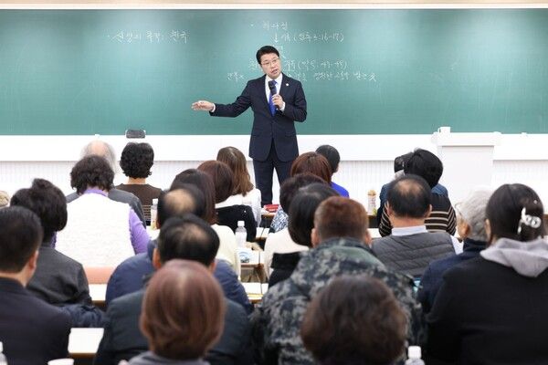 9일 신천지 서울야고보지파 서울교회에서 진행된 후속프로그램에 참석자들이 강연을 듣고 있다.(사진 제공 = 신천지 서울야고보지파 서울교회)
