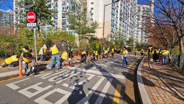 16일 신천지자원봉사단 서울동부지부가 노원구 당현천 일대에서 낙엽을 수거하고 있다.. (사진 제공 = 신천지자원봉사단 서울동부지부)