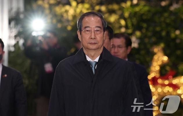 탄핵안 가결로 직무가 정지된 한덕수 대통령 권한대행 국무총리가 27일 오후 서울 세종대로 정부서울청사를 나서고 있다. 이날 국회에서 열린 본회의에서는 한덕수 대통령 권한대행 겸 국무총리 탄핵소추안이 투표에 참여한 192명 의원 전원의 찬성으로 탄핵안이 가결됐다. 2024.12.27/뉴스1 ⓒ News1 장수영 기자