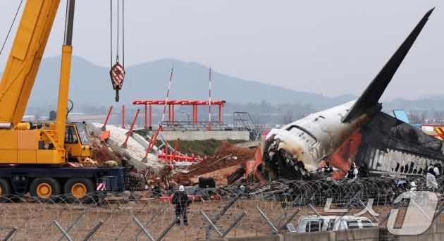 30일 오전 전남 무안국제공항에 콘크리트 재질 방위각 시설이 전날 제주항공 여객기와의 충돌 여파로 파손돼 있다. 국토교통부는 제주항공 여객기 사고의 피해 규모를 키운 것으로 지적되는 활주로 인근의 콘크리트 재질 둔덕과 관련해 "다른 국내 공항에도 설치된 것＂이라고 설명했다. 2024.12.30/뉴스1 ⓒ News1 김성진 기자
