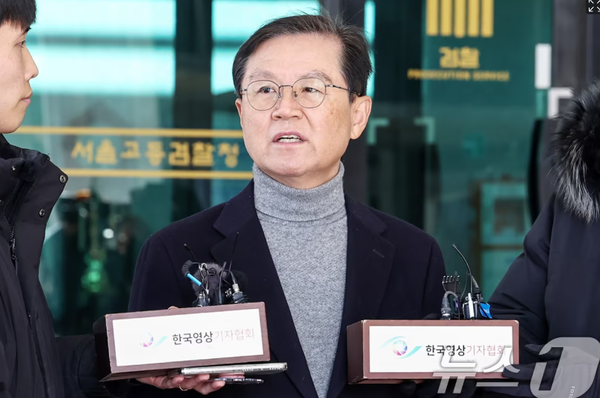 윤석열 대통령의 법률대리인 윤갑근 변호사가 31일 오전 서울 서초구 서울고등검찰청 앞에서 윤 대통령에 대한 법원의 체포영장 발부 관련 입장을 밝히고 있다.