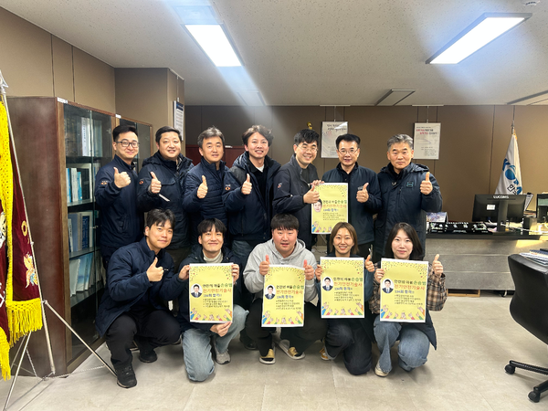 수도권철도차량정비단장(뒷열 오른쪽에서 두 번째)과 손승범 안전관리자(뒷열 오른쪽에서 세 번째)의 동료들이 기술사 취득 기념촬영을 하는 모습