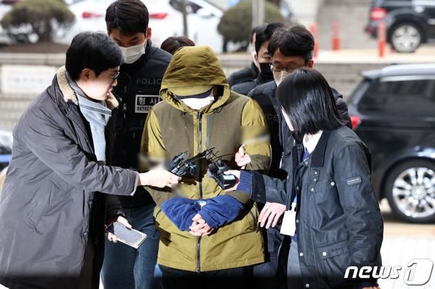 둔기로 아내를 살해한 혐의를 받는 대형 로펌 출신 변호사 A씨가 2023년 12월 6일 오후 서울 서초구 서울중앙지방법원에서 열린 구속 전 피의자 심문(영장실질심사)에 출석하고 있다. ⓒ News1 구윤성 기자