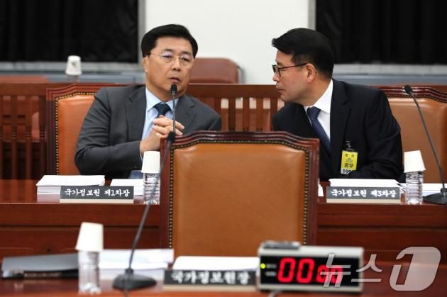 홍장원 국가정보원 제1차장(왼쪽). 2024.11.20/뉴스1 ⓒ News1 국회사진취재단