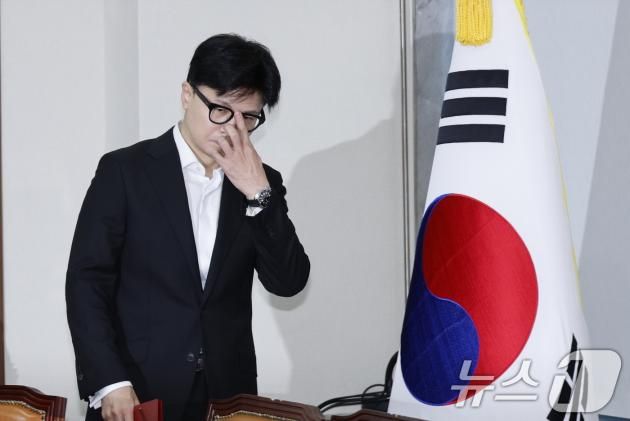 한동훈 국민의힘 대표가 6일 오전 서울 여의도 국회에서 열린 긴급최고위원회의에 참석하고 있다. 한동훈 국민의힘 대표는 이날 회의 모두발언에서 "저는 어제 준비 없는 혼란으로 인한 국민과 지지자의 피해를 막기 위해 이번 탄핵이 통과되지 않게 노력하겠다고 말씀드렸습니다만 새로이 드러나고 있는 사실등을 감안할 때 대한민국과 국민을 지키기 위해 윤석열 대통령의 조속한 직무집행 정지가 필요하다고 판단한다＂고 말했다. 2024.12.6/뉴스1 ⓒ News1 안은나 기자